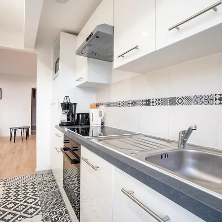 Budget Downtown With Parking Apartment *